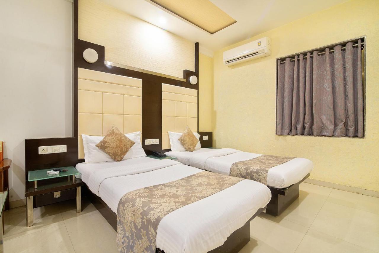 Hotel Satkar Surat Exterior foto